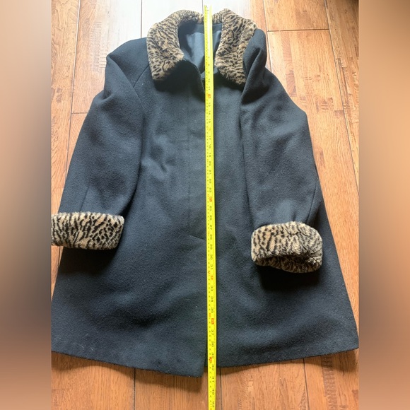 Vintage Lined Wool Coat with Faux Animal Fur Trim. - Picture 7 of 10